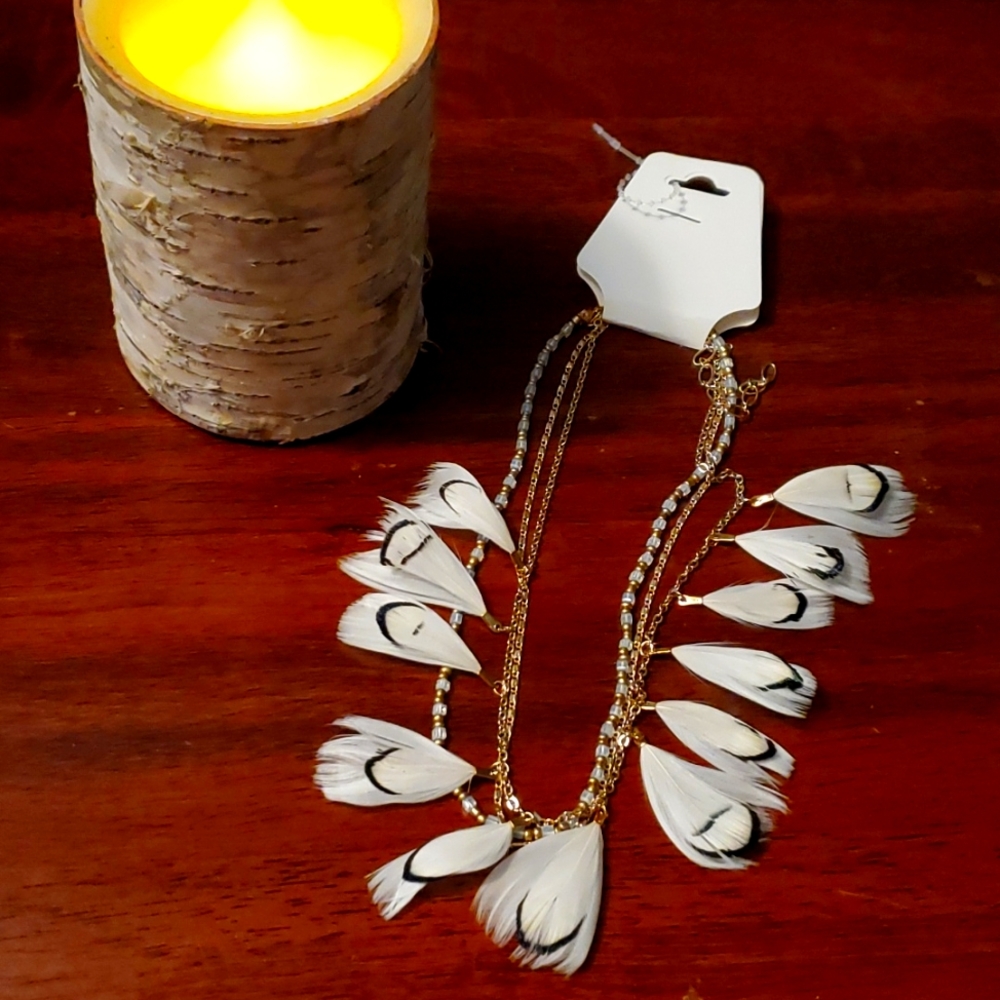 Feather choker- white